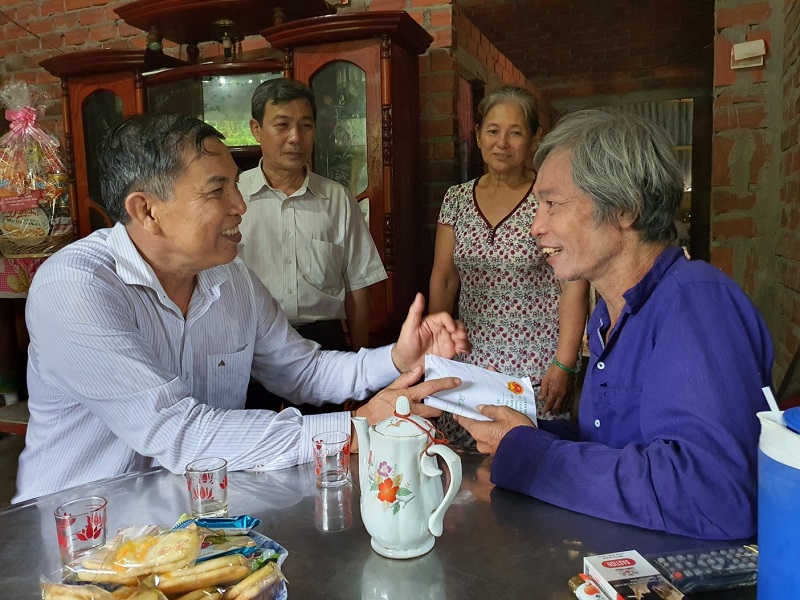 29-7-2020chu tich uy ban nhan tinh tang qua chinh sach1.jpg