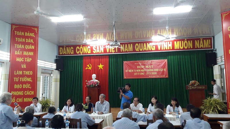 29-7-2020chủ tich ubnd tinh tham tang qua ncc1.jpg
