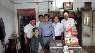 Lãnh đạo tỉnh thăm gia đình chính sách có hoàn cảnh khó khăn.jpg