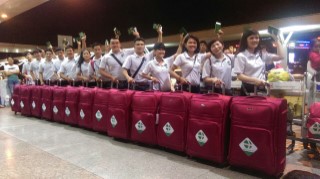 Người lao động làm thủ tục xuất cảnh.jpg