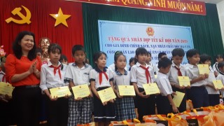 Trao quà của Quỹ BTTE cho trẻ em.jpg